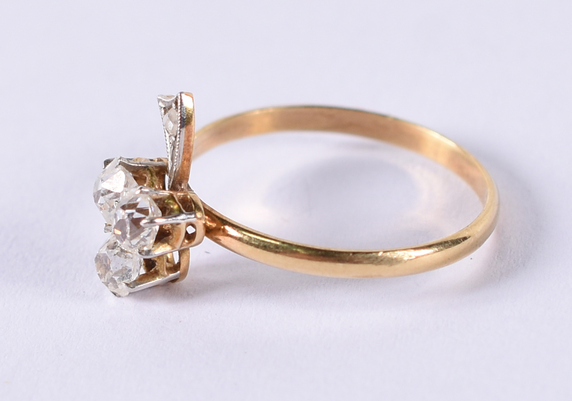 Anel de ouro 18 k tipo "ramo" com 3 brilhantes de 0,10 ct cada.Aro... - foto 2 de 3