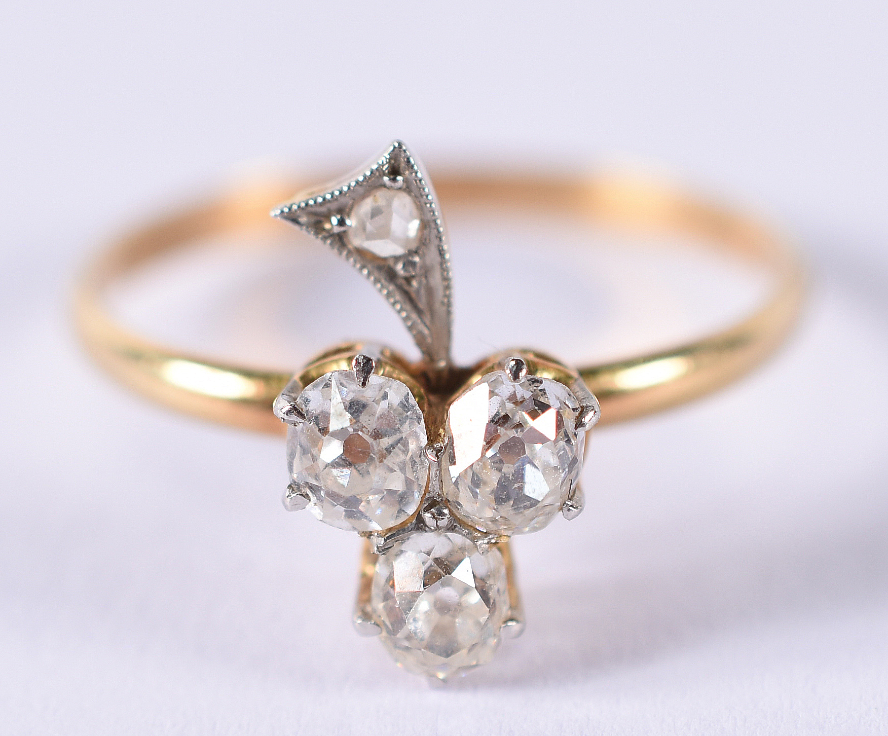 Anel de ouro 18 k tipo "ramo" com 3 brilhantes de 0,10 ct cada.Aro... - foto 1 de 3