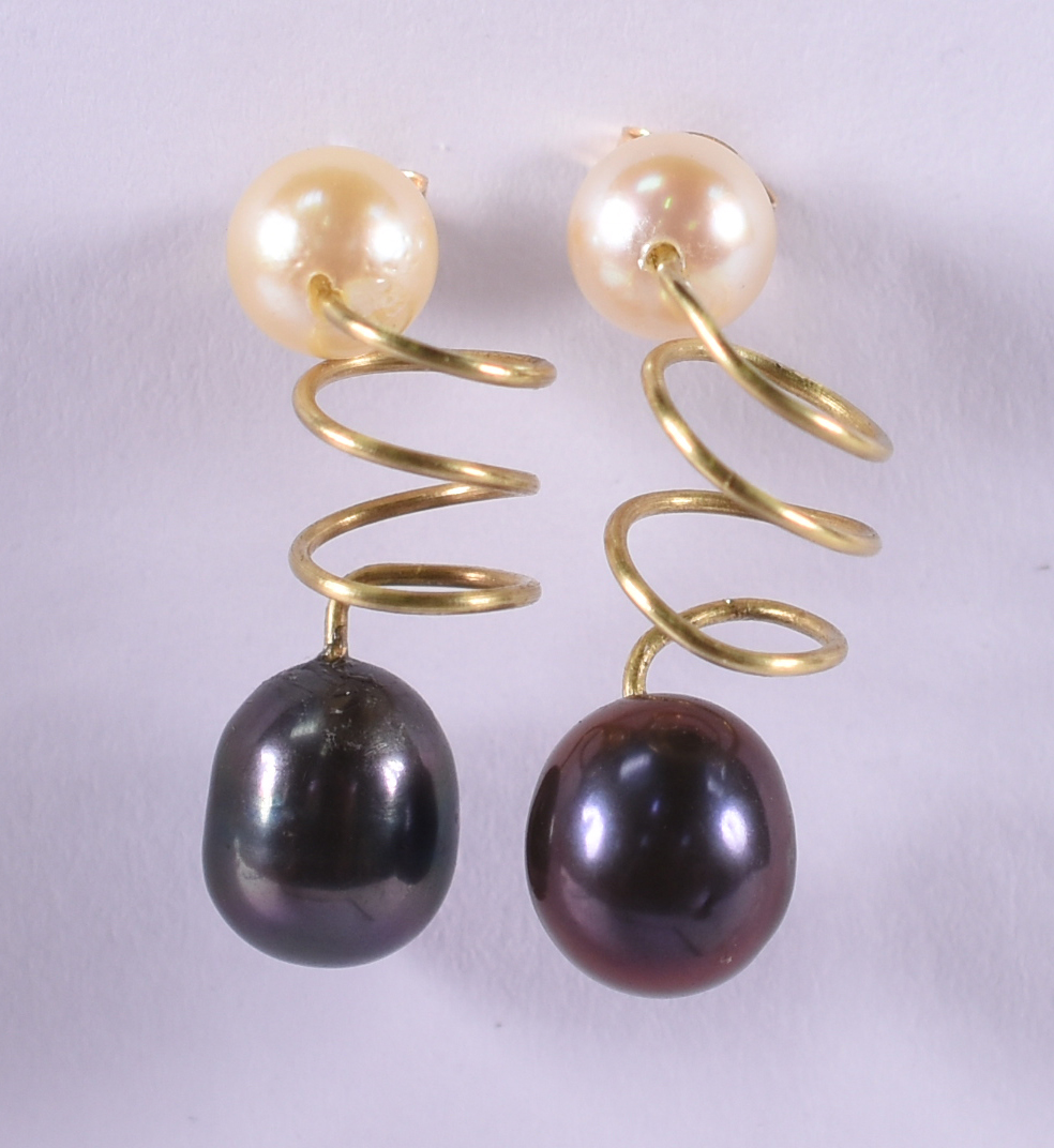 Par de brincos de ouro 18 k com pérolas negras. (por questão de... - foto 1 de 2