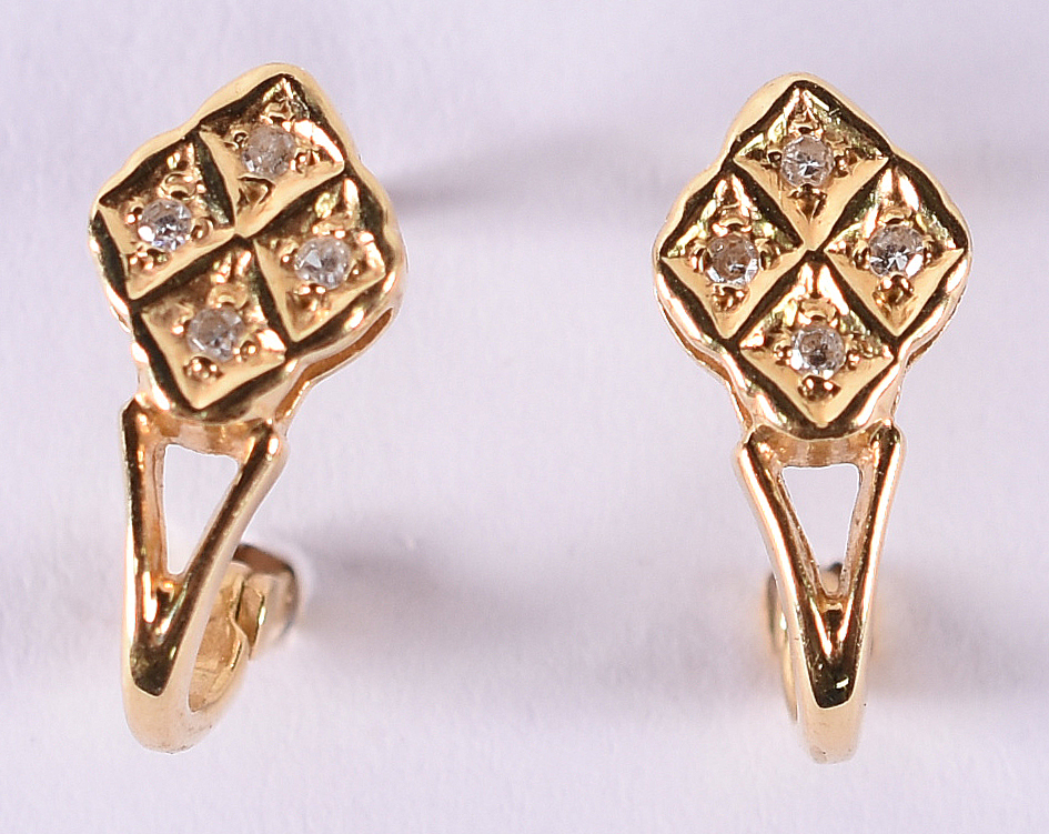 Par de brincos de ouro 18 k com 10 brilhantes . total 0,50 ct. Aro... - foto 1 de 3