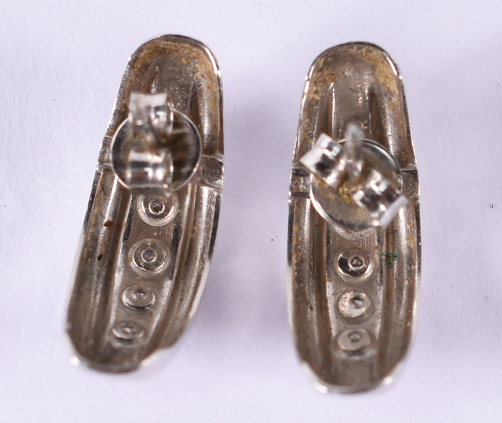 Par de brincos de ouro branco 18 k com 10 brilhantes (por questão de... - foto 3 de 4