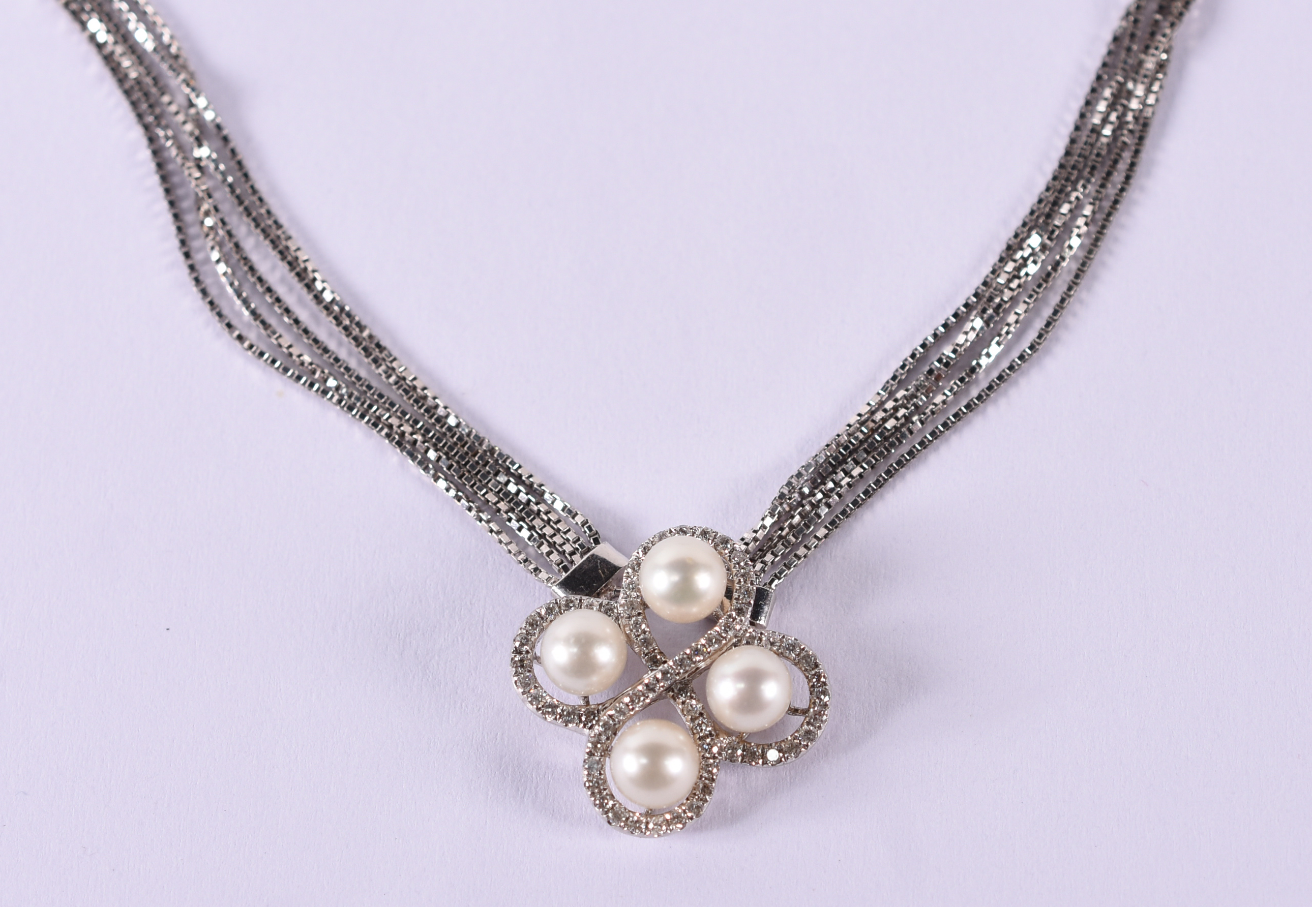 Gargantilha de ouro branco 18 k com 4 perolas e brilhantes. (por... - foto 1 de 4
