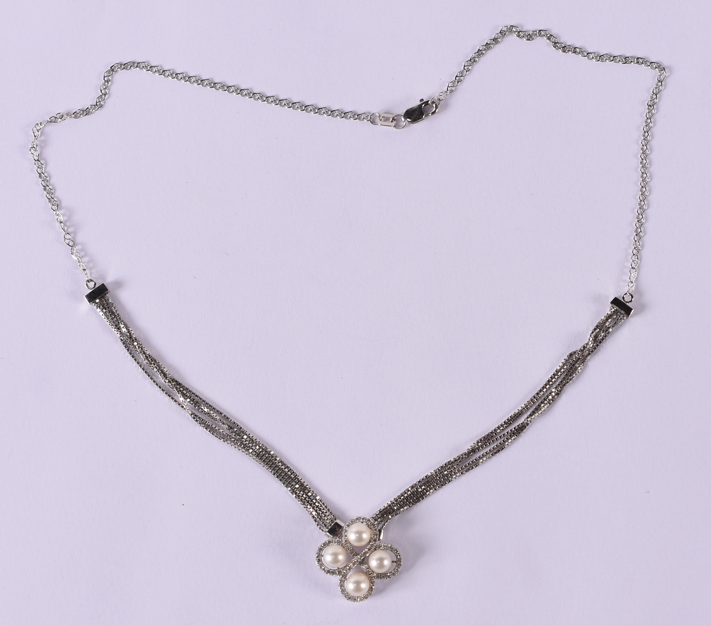 Gargantilha de ouro branco 18 k com 4 perolas e brilhantes. (por... - foto 2 de 4