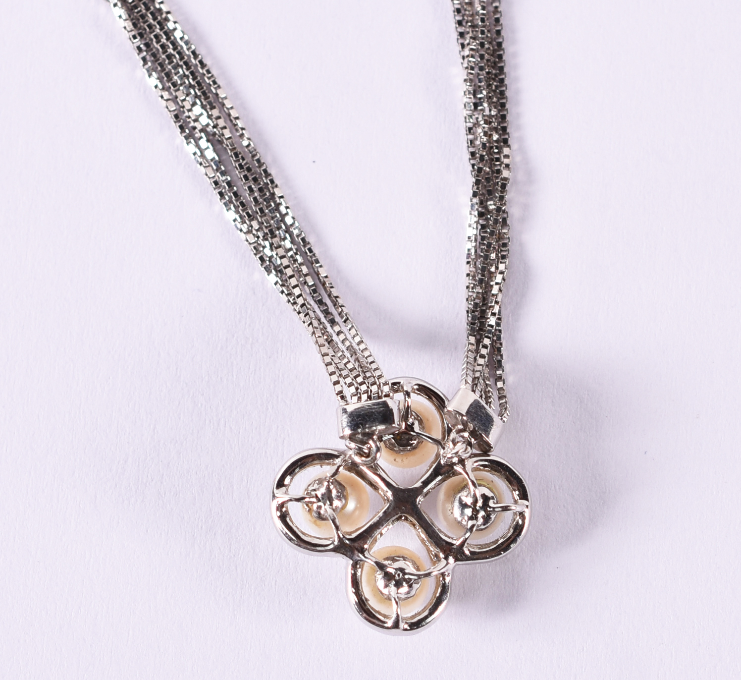 Gargantilha de ouro branco 18 k com 4 perolas e brilhantes. (por... - foto 4 de 4