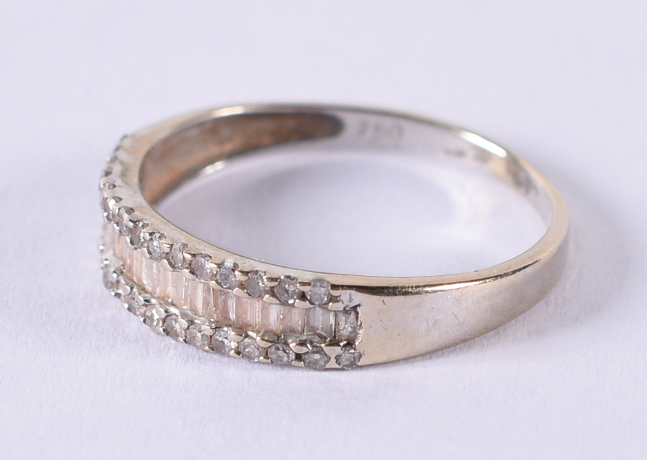 Anel de ouro branco 18 k com brilhante baguetes .Aro 17. (por questão... - foto 2 de 4