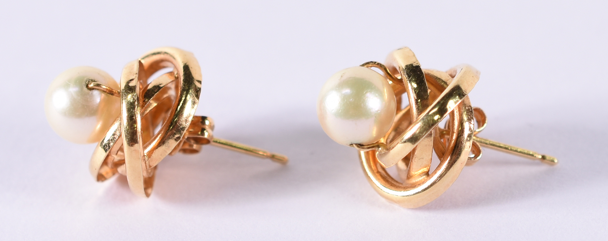 Par de brincos de ouro 18 k com 2 pérolas. (por questão de segurança... - foto 2 de 3