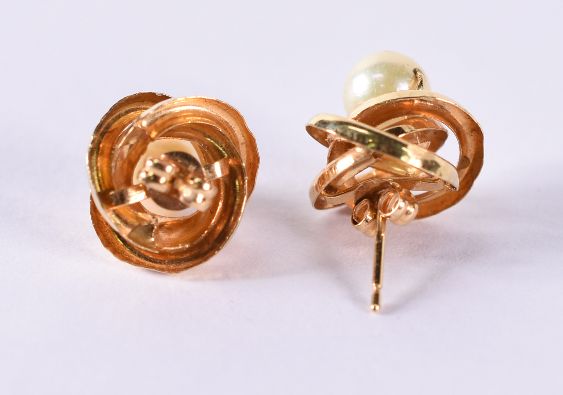 Par de brincos de ouro 18 k com 2 pérolas. (por questão de segurança... - foto 3 de 3