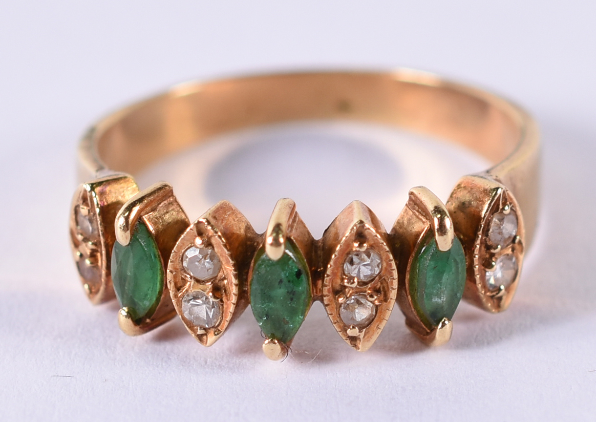 Anel de ouro branco 18 k com 8 brilhantes e 3 esmeraldas.Aro 17.(Por... - foto 1 de 3