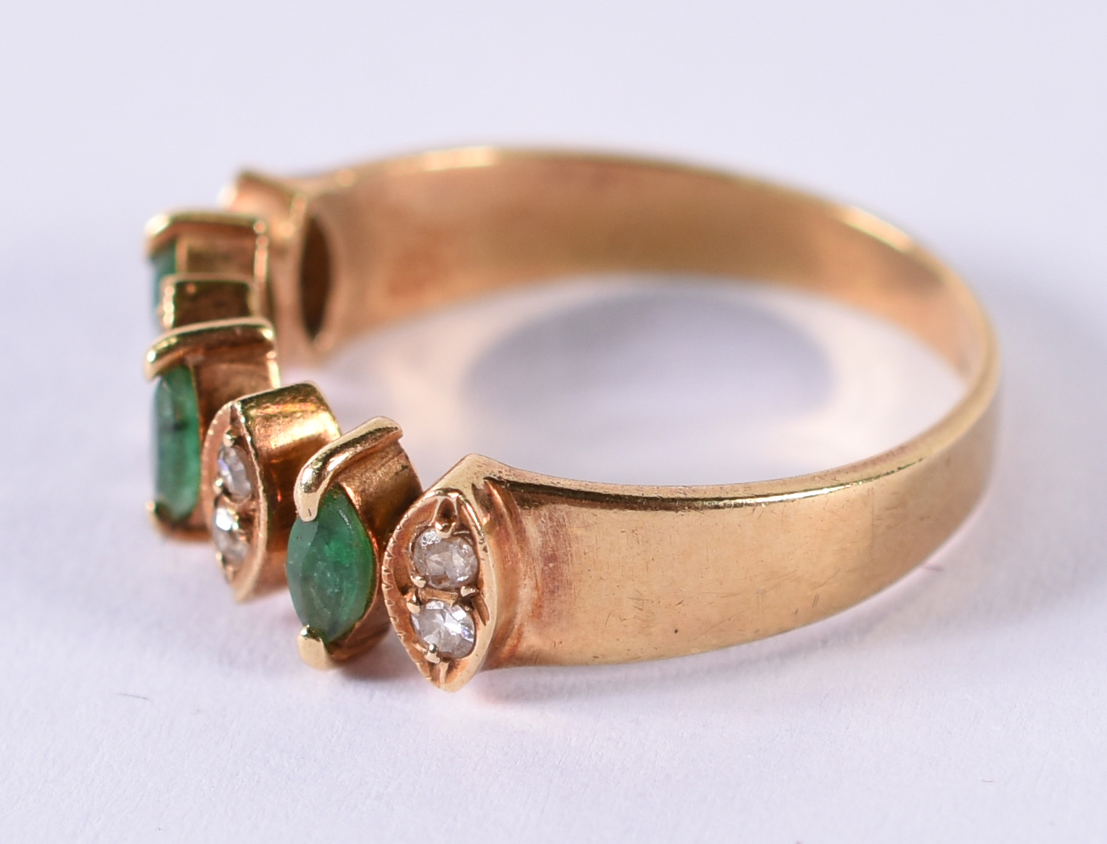 Anel de ouro branco 18 k com 8 brilhantes e 3 esmeraldas.Aro 17.(Por... - foto 2 de 3