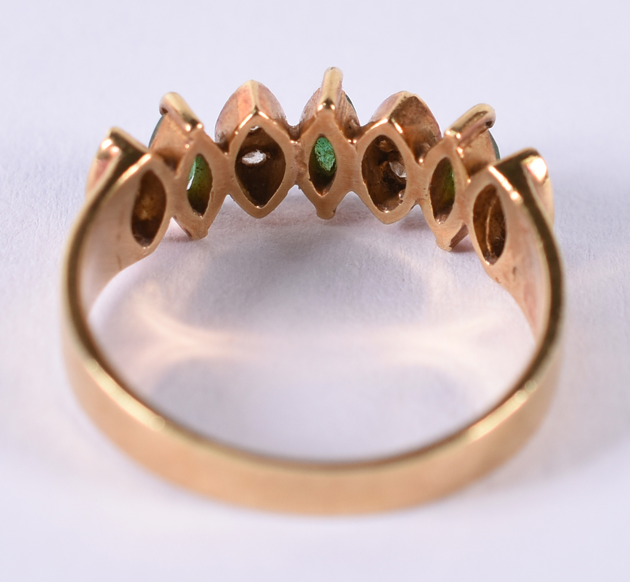 Anel de ouro branco 18 k com 8 brilhantes e 3 esmeraldas.Aro 17.(Por... - foto 3 de 3