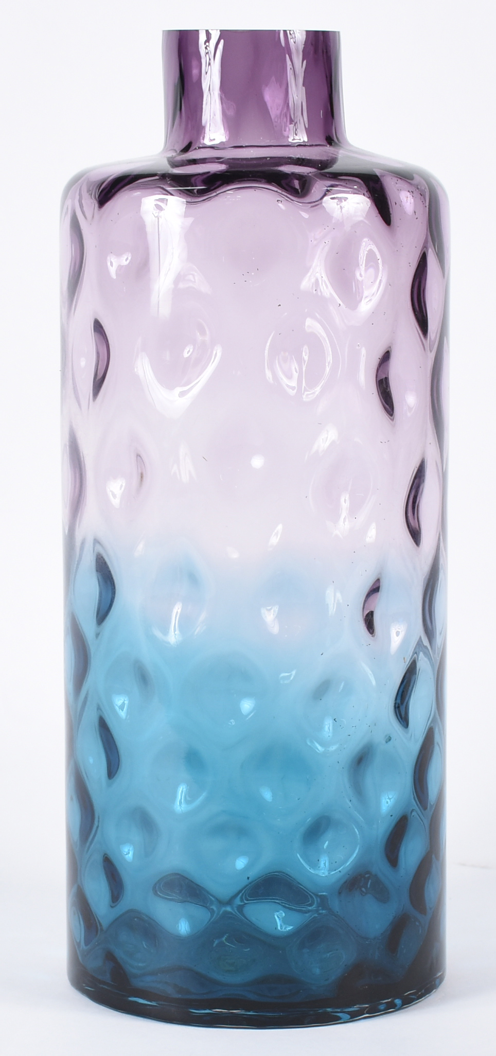 Vaso de vidro decorativo trabalhado em gomos na cor lilás . - foto 1 de 4