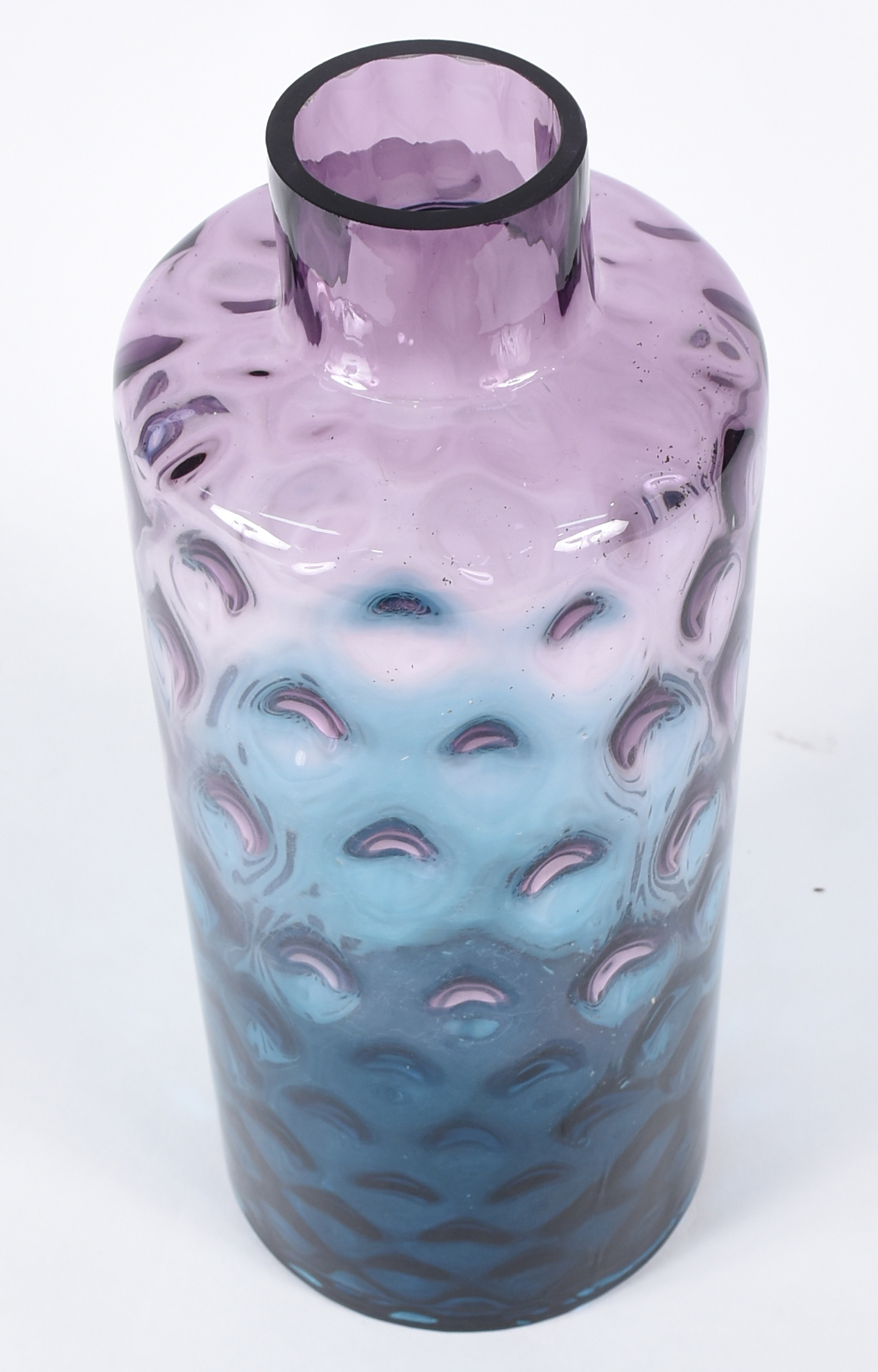 Vaso de vidro decorativo trabalhado em gomos na cor lilás . - foto 2 de 4