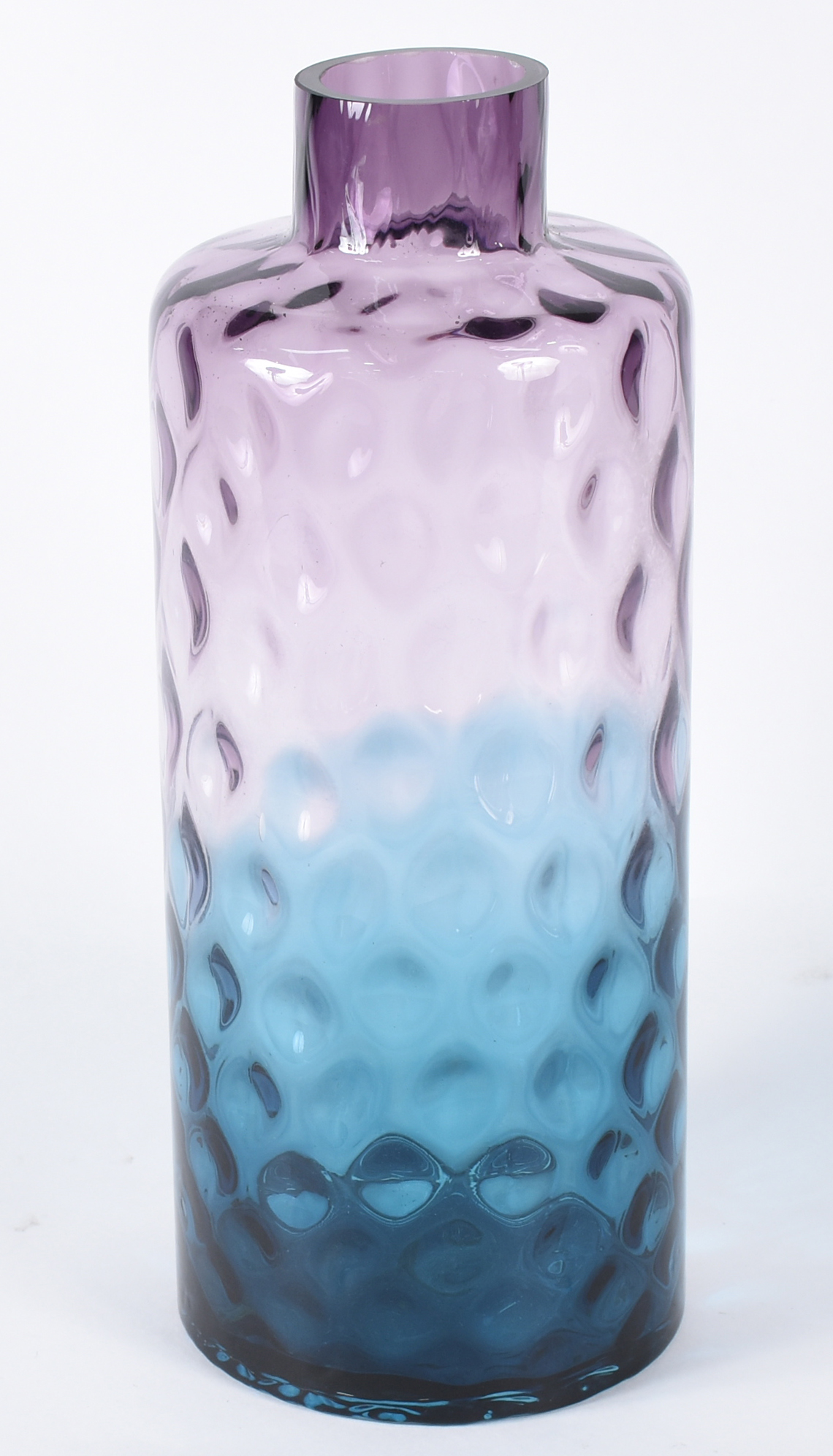 Vaso de vidro decorativo trabalhado em gomos na cor lilás . - foto 3 de 4