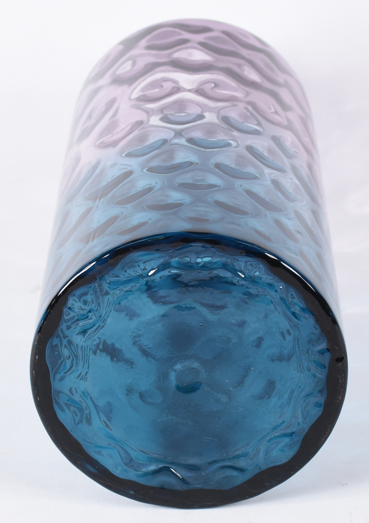 Vaso de vidro decorativo trabalhado em gomos na cor lilás . - foto 4 de 4