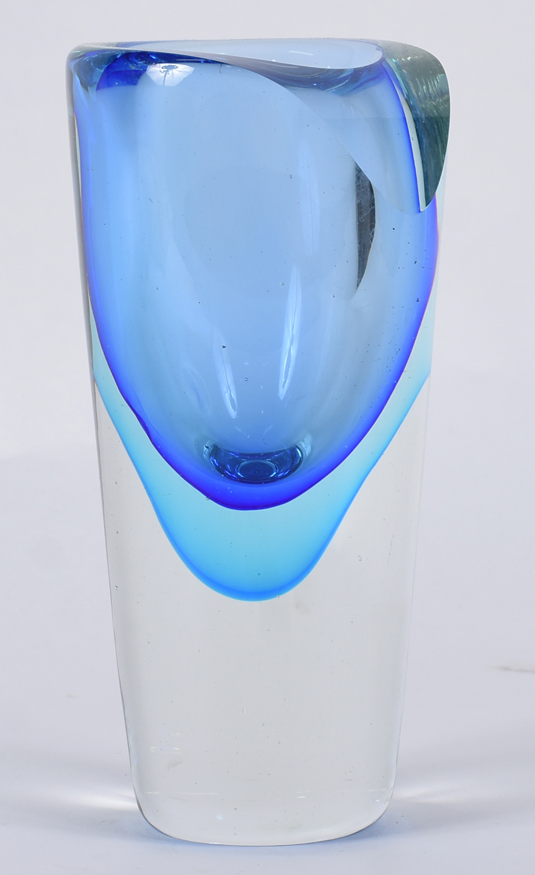 Jarro decorativo de vidro transparente com detalhes em azul . - foto 1 de 3