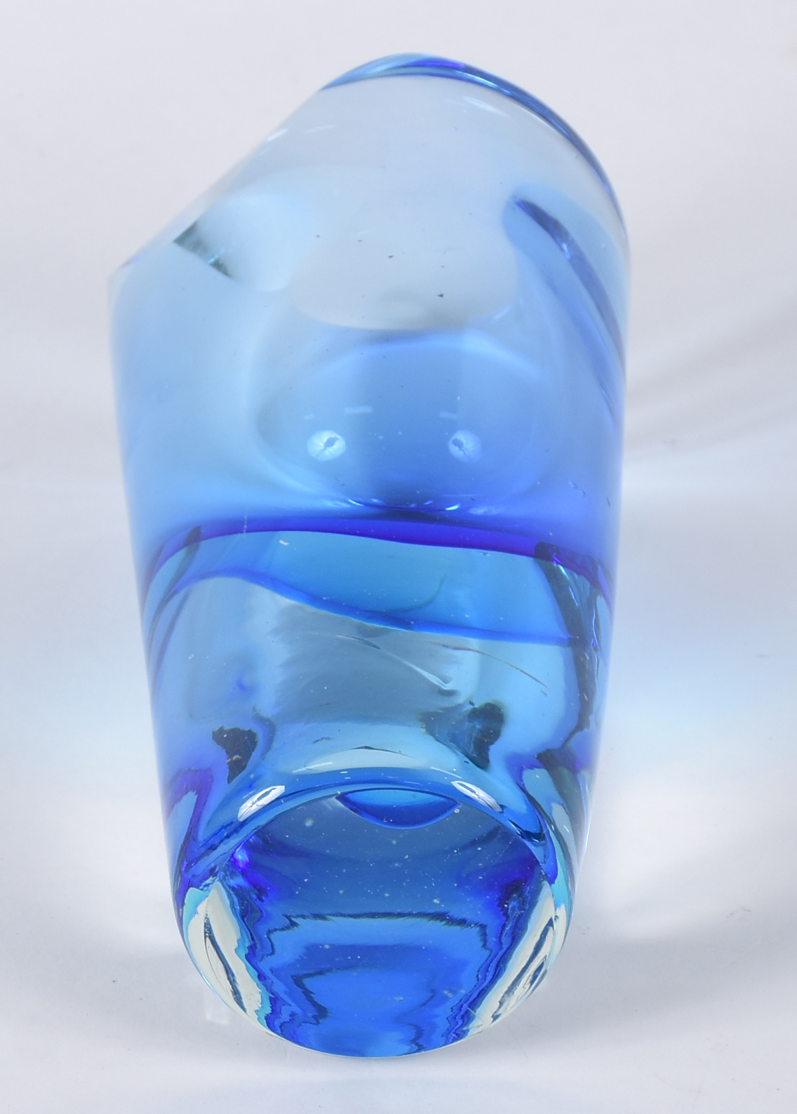 Jarro decorativo de vidro transparente com detalhes em azul . - foto 3 de 3