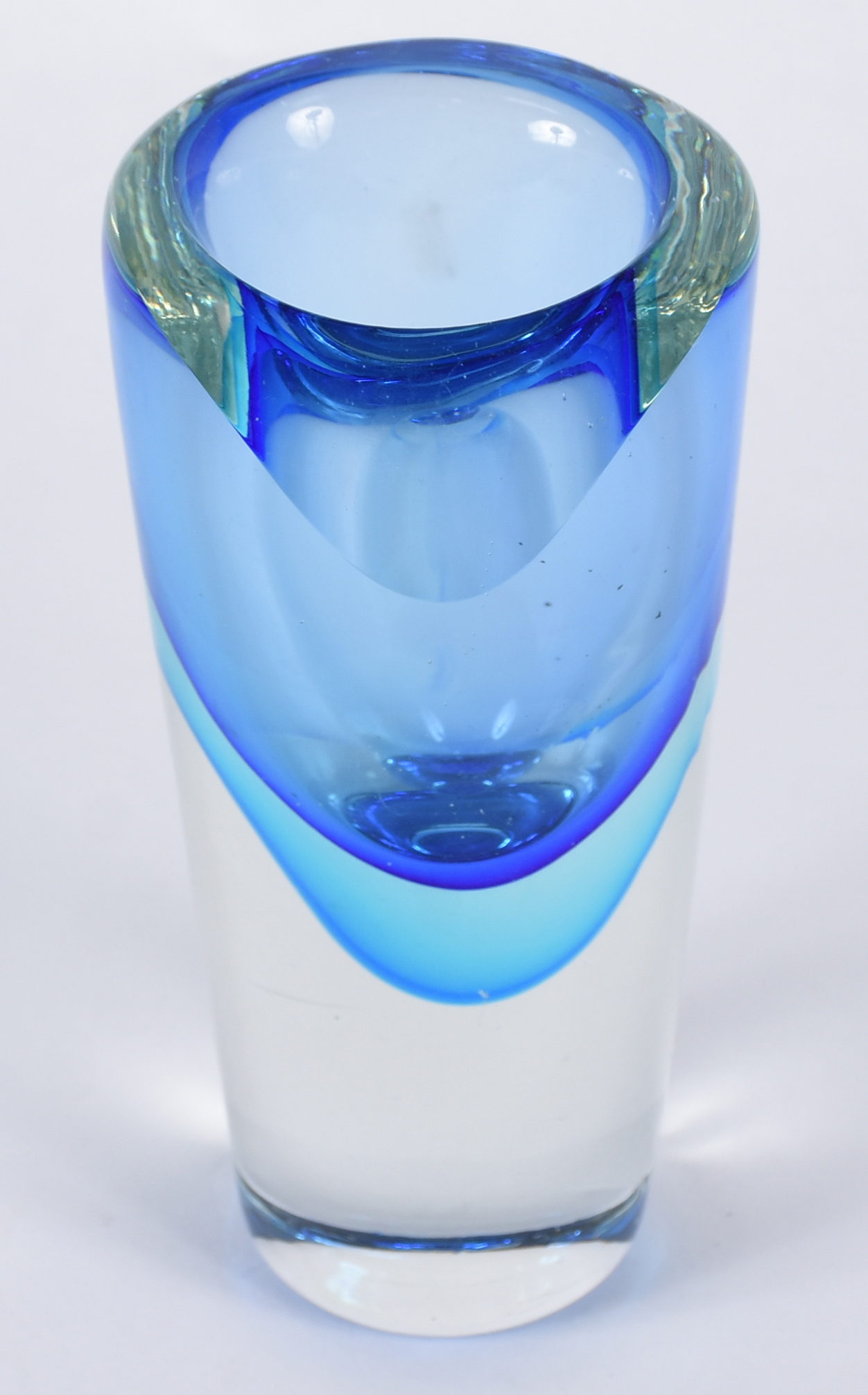 Jarro decorativo de vidro transparente com detalhes em azul . - foto 2 de 3