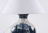 Luminária  com base  de porcelana azul e branca. - Luminária  com base  de porcelana azul e branca.