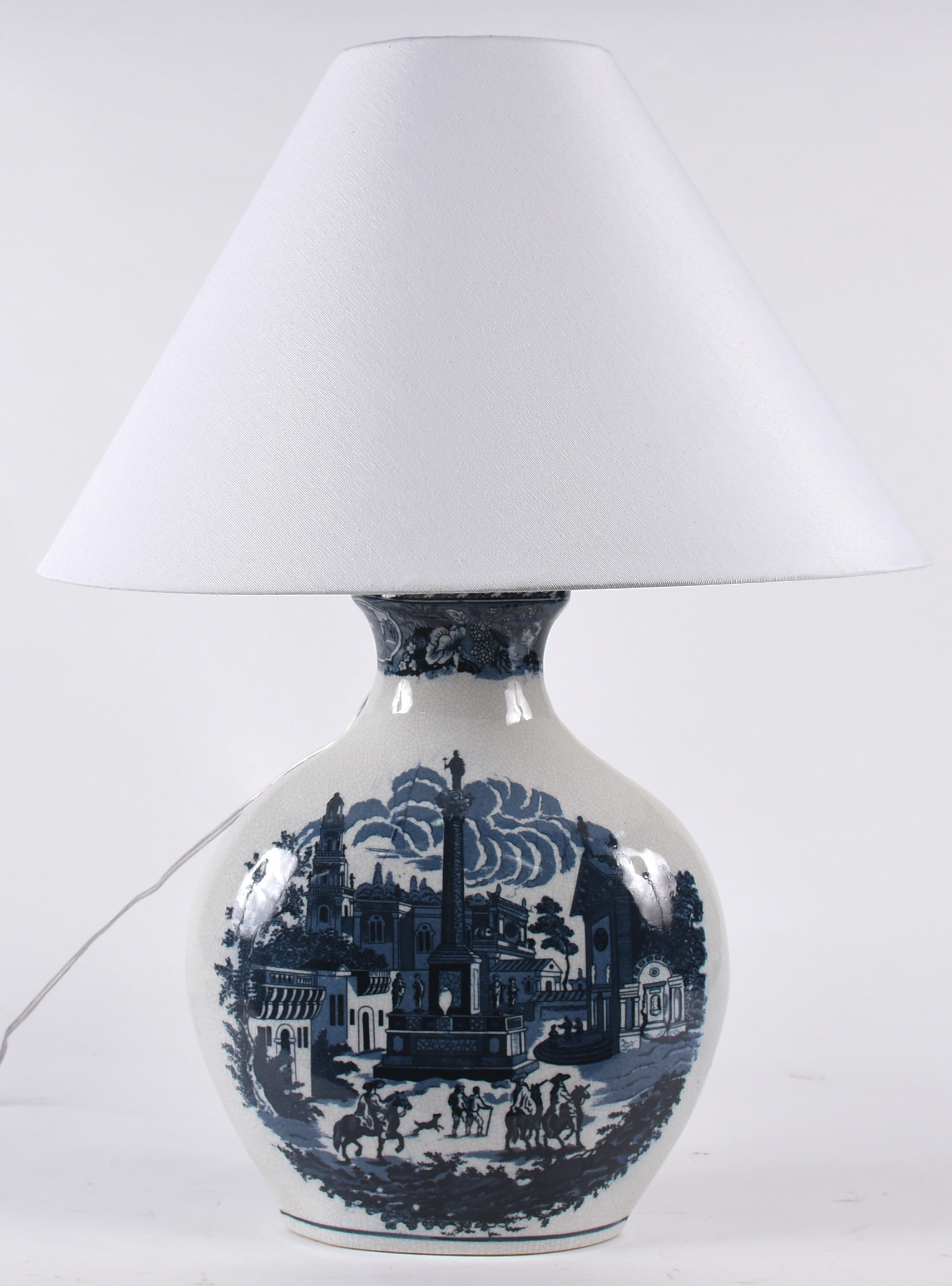 Luminária com base de porcelana azul e branca. - foto 1 de 5
