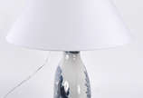 Luminária  com base  de porcelana azul e branca. - Luminária  com base  de porcelana azul e branca.