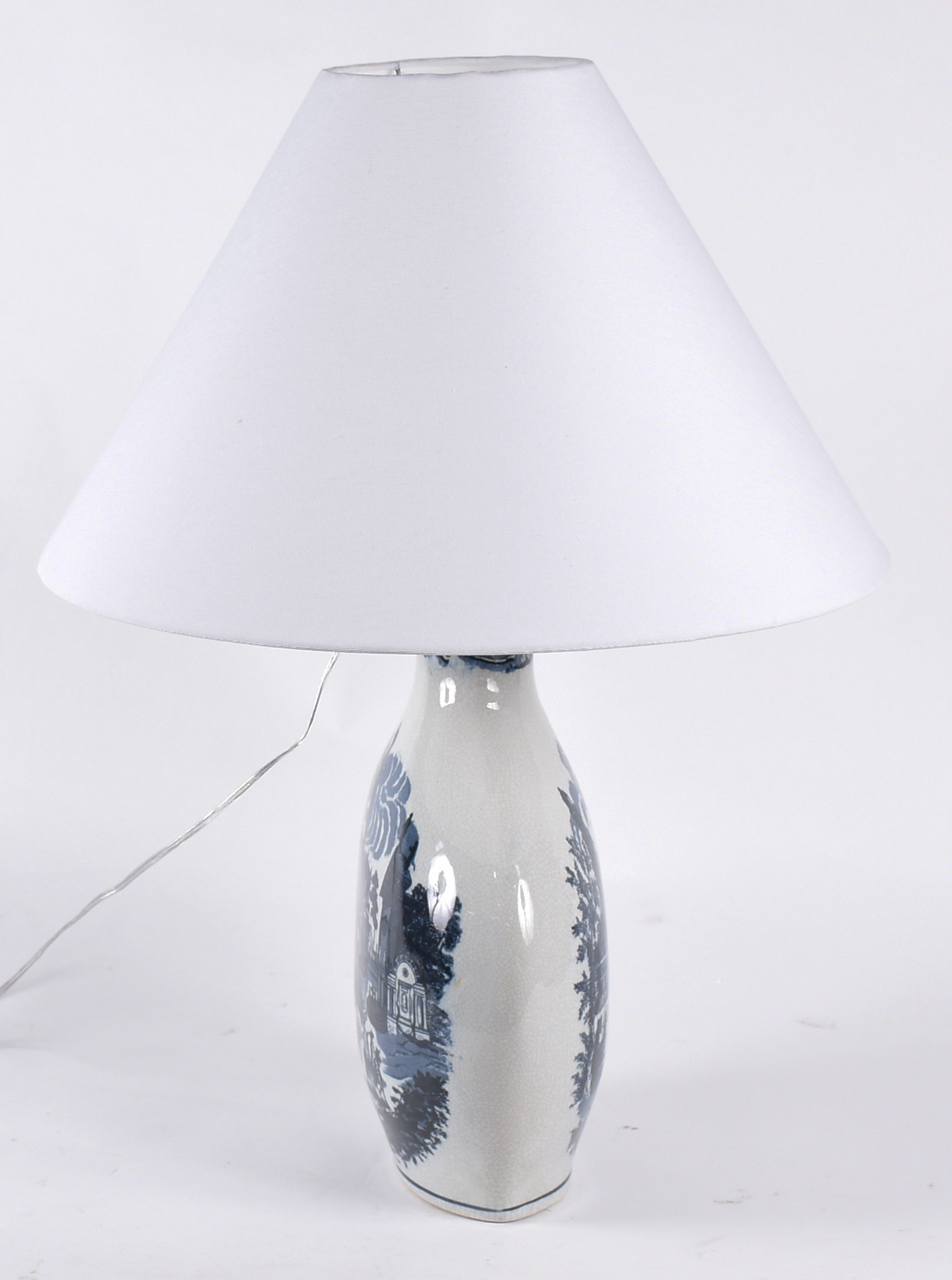 Luminária com base de porcelana azul e branca. - foto 2 de 5