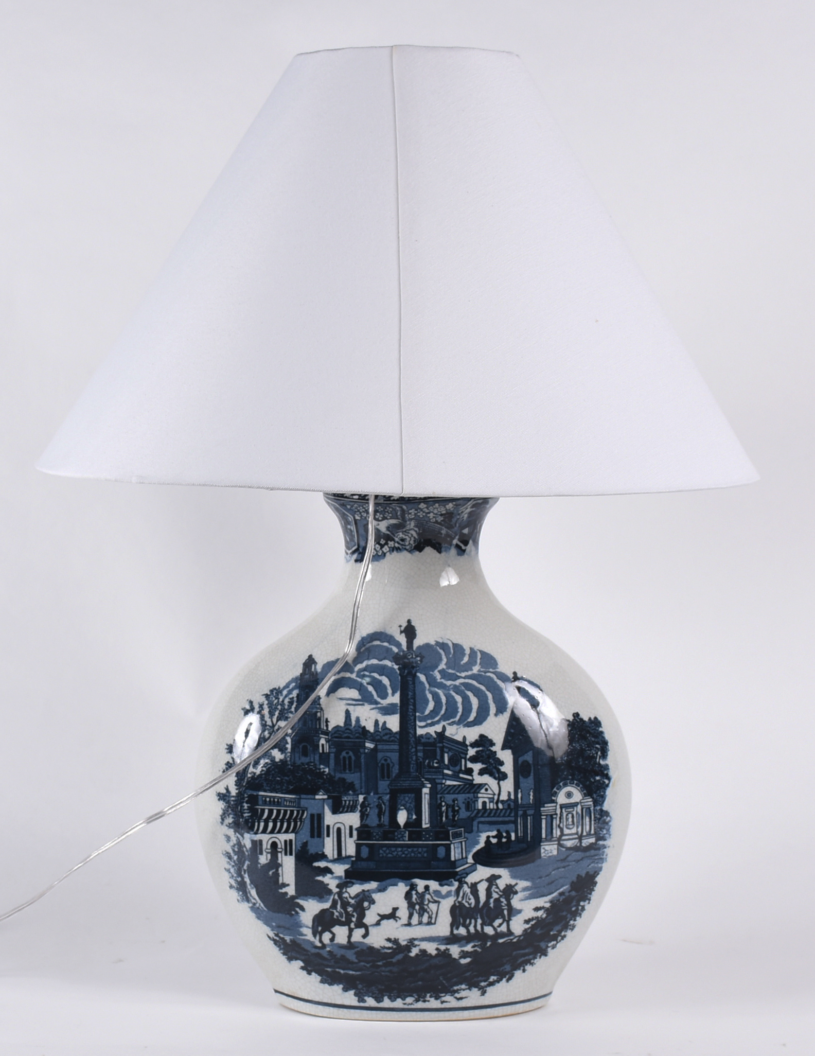 Luminária com base de porcelana azul e branca. - foto 3 de 5