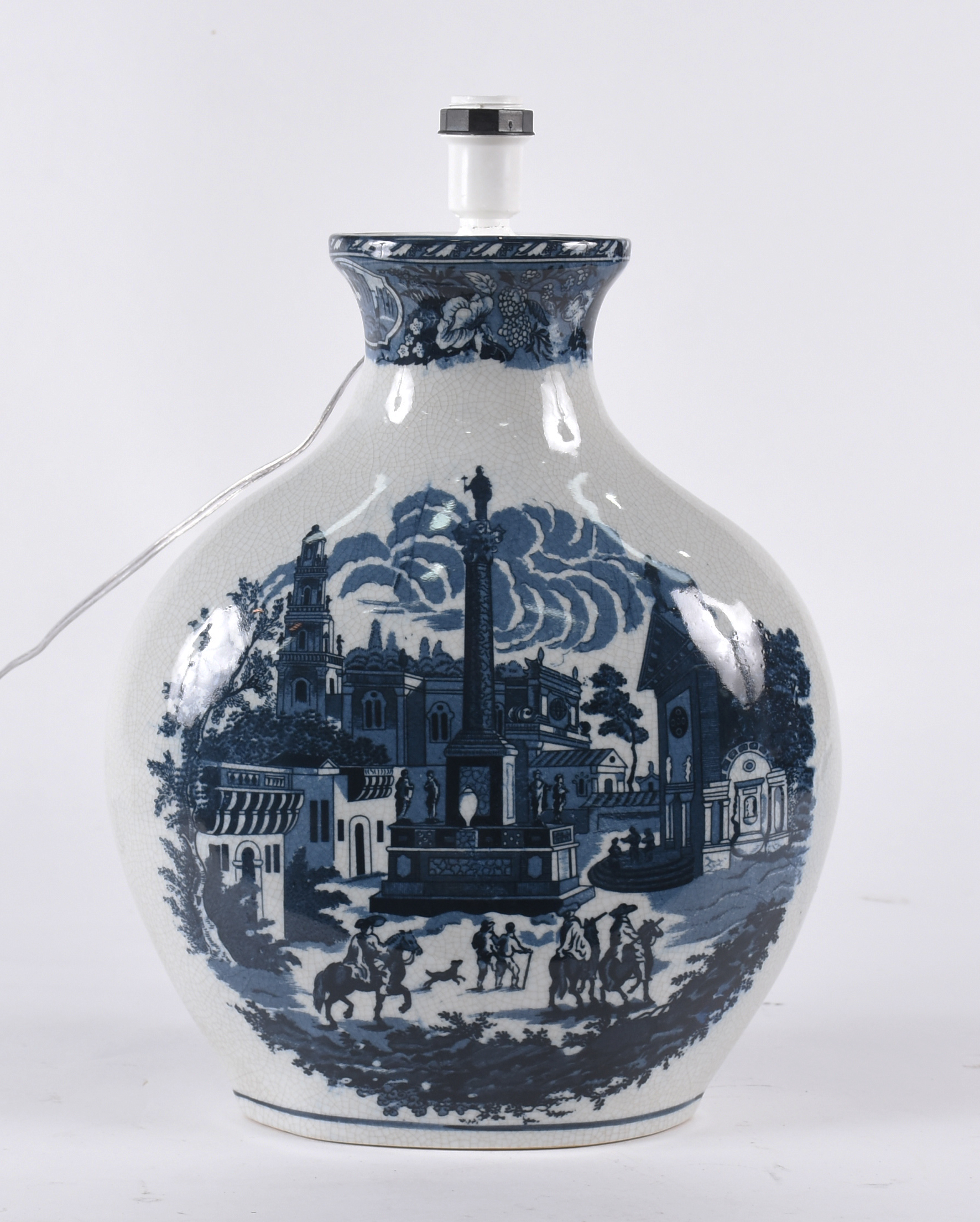 Luminária com base de porcelana azul e branca. - foto 4 de 5