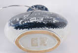 Luminária  com base  de porcelana azul e branca. - Luminária  com base  de porcelana azul e branca.