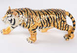 Porta  anel de metal esmaltado com pedrinhas co... - Porta  anel de metal esmaltado com pedrinhas coloridas, representando tigre.