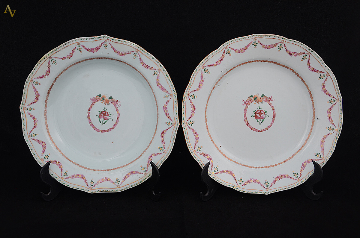 Conjunto de dois pratos, sendo um raso e outro fundo, em porcelana... - foto 1 de 2