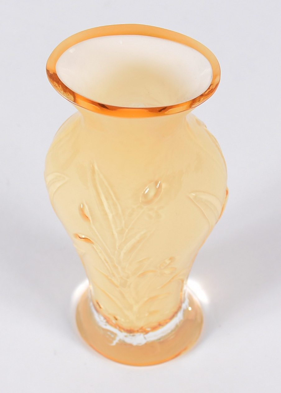 Vaso pequeno amarelo decorado com figura feminina em relevo. - foto 3 de 4