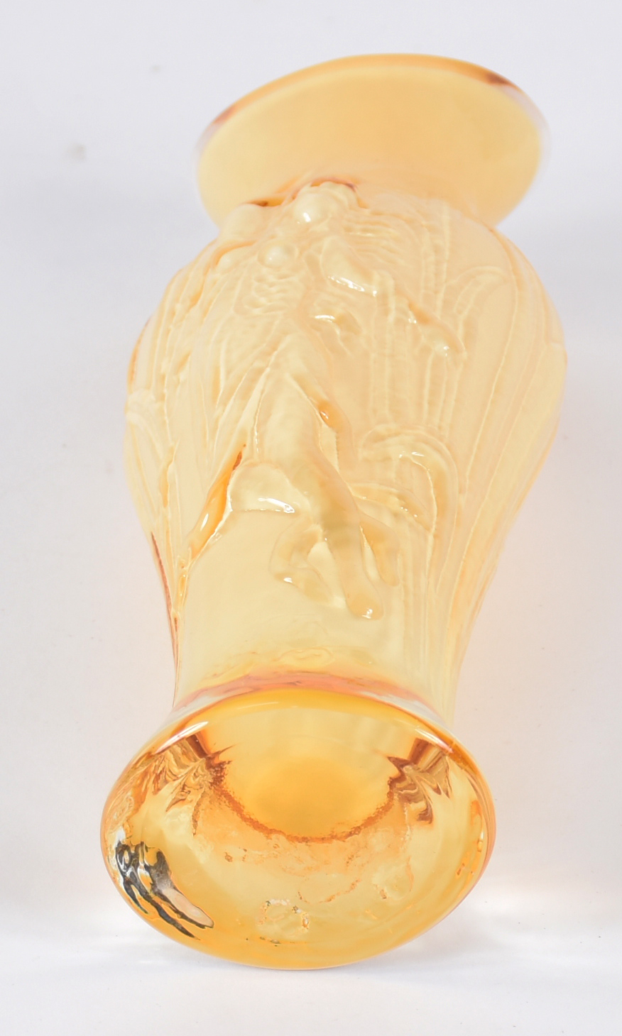 Vaso pequeno amarelo decorado com figura feminina em relevo. - foto 4 de 4
