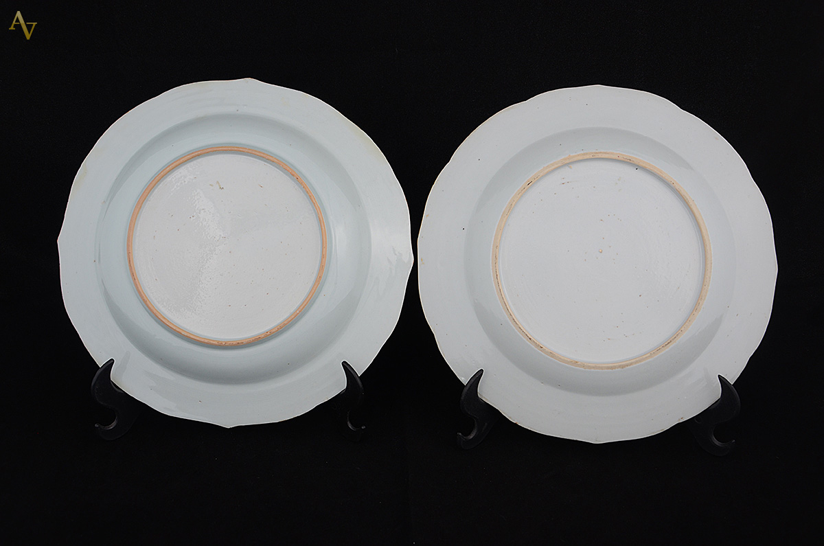 Conjunto de dois pratos, sendo um raso e outro fundo, em porcelana... - foto 2 de 2