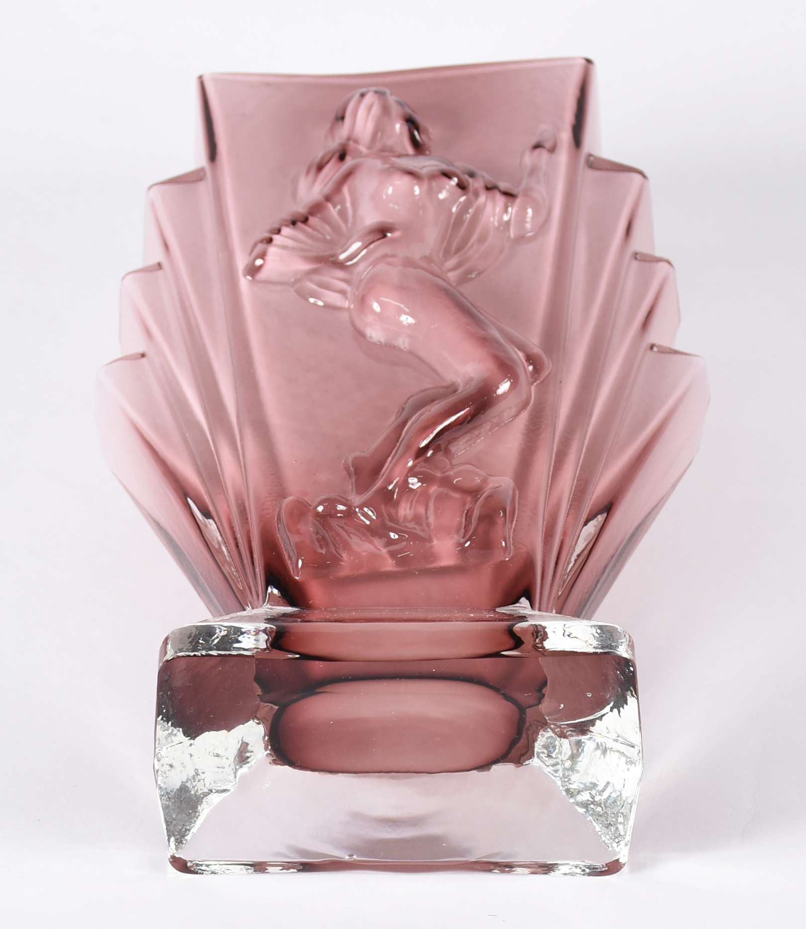 Vaso lilás decorado com figura feminina em relevo. - foto 3 de 3