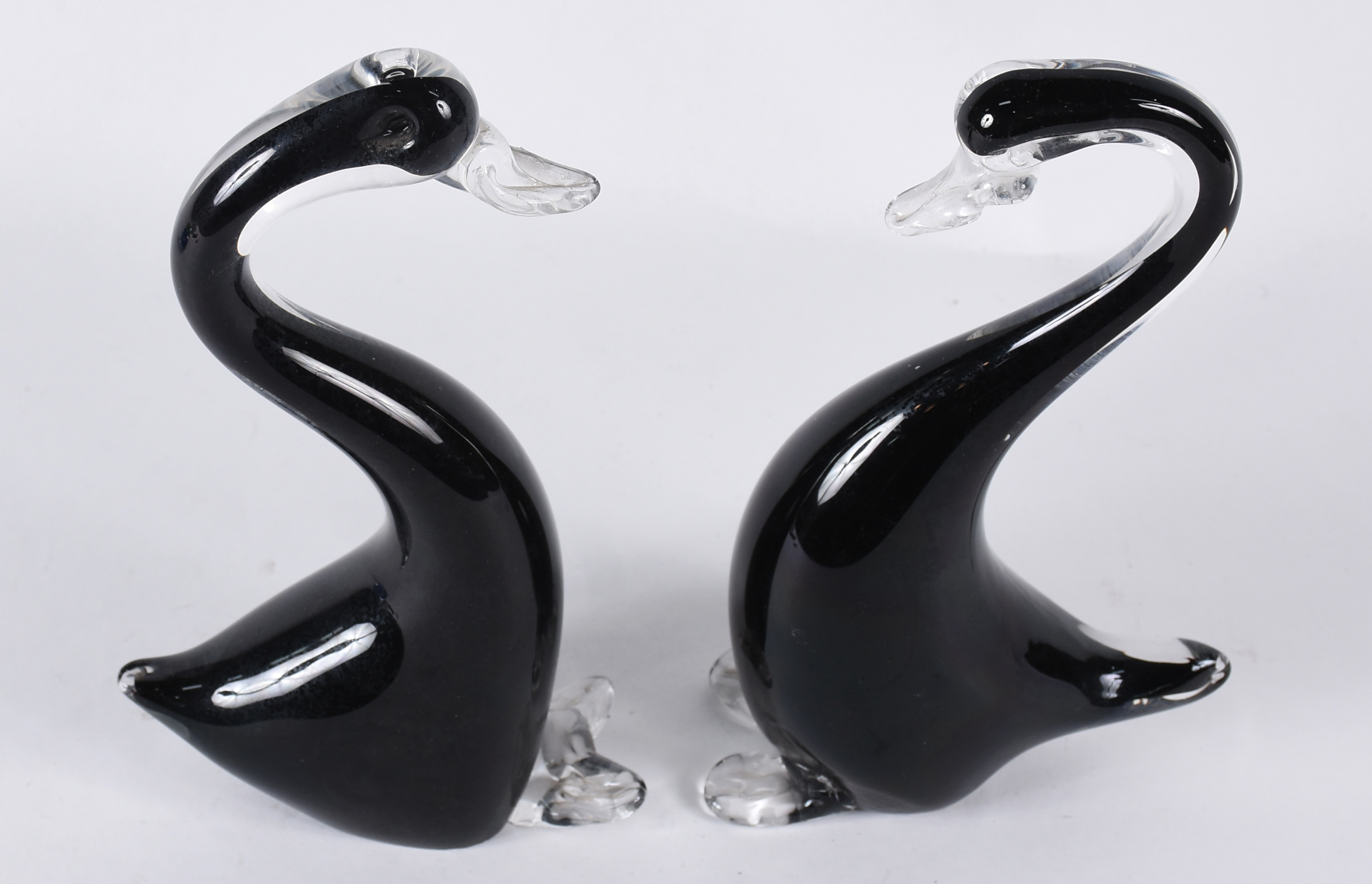 Dois patos de murano na cor preta. - foto 2 de 5