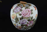 Potiche de cloisonne com fundo branco e flores ... - Potiche de cloisonne com fundo branco e flores em policromia, base de madeira. Altura 28 cm.