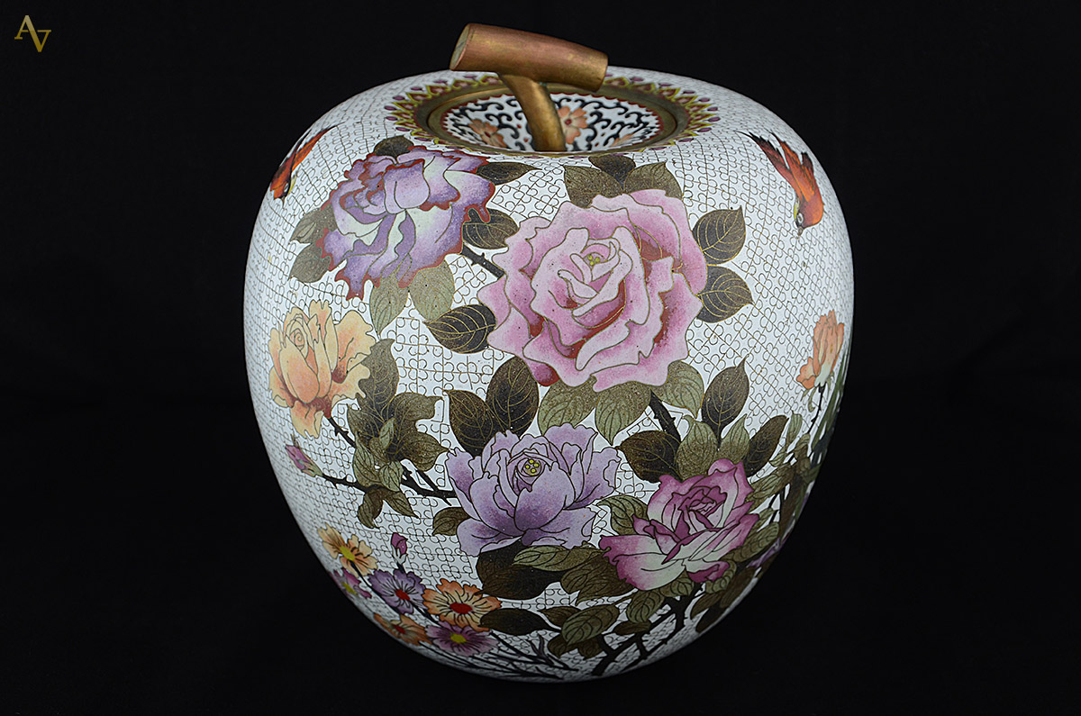 Potiche de cloisonne com fundo branco e flores em policromia, base de... - foto 1 de 2