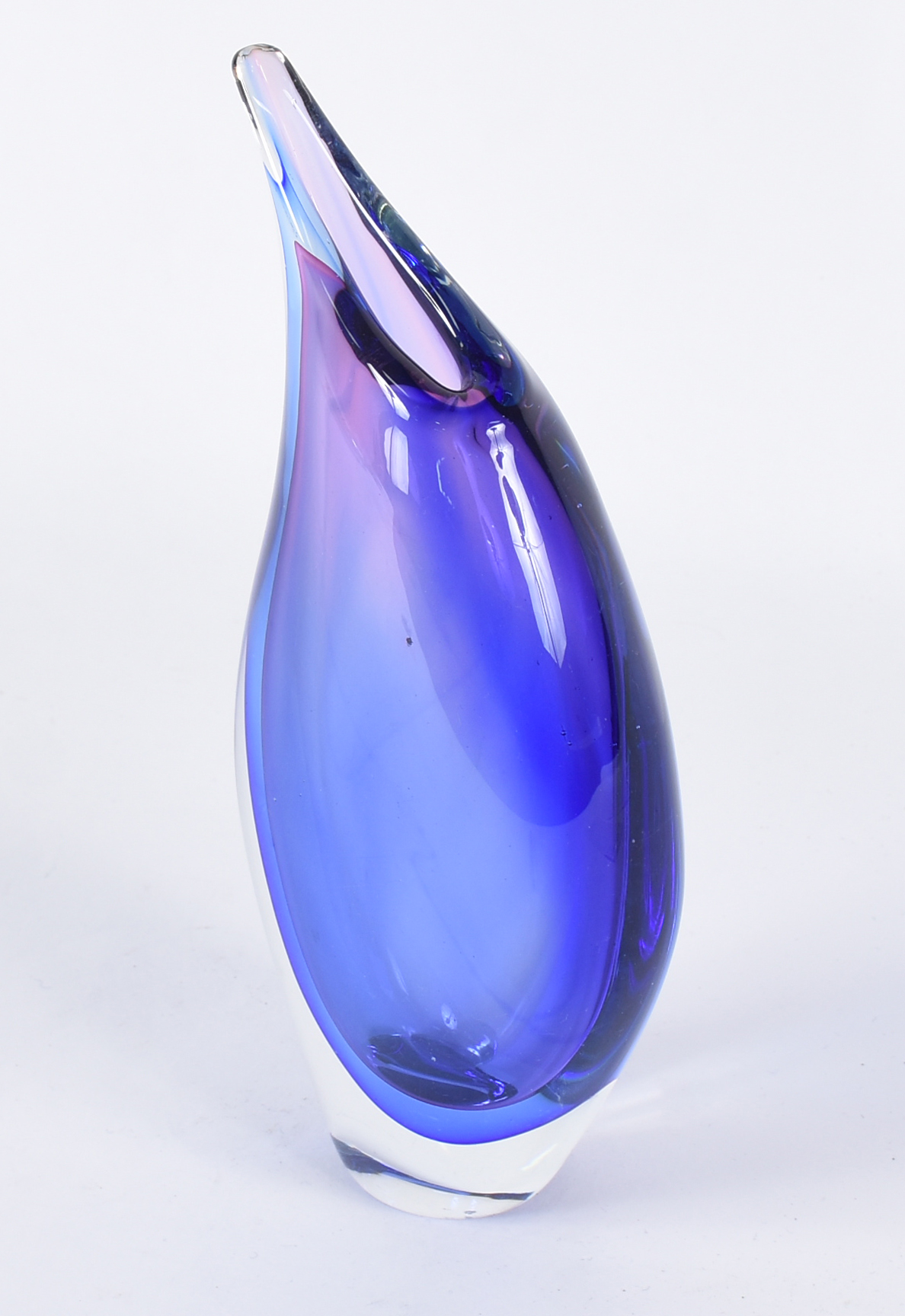 Jarro decorativa de Murano na cor azulada com borda em bico. - foto 1 de 4