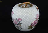 Potiche de cloisonne com fundo branco e flores ... - Potiche de cloisonne com fundo branco e flores em policromia, base de madeira. Altura 28 cm.