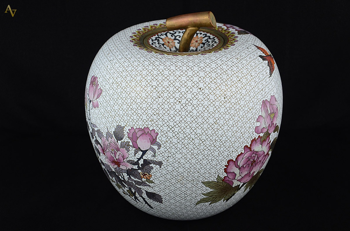 Potiche de cloisonne com fundo branco e flores em policromia, base de... - foto 2 de 2