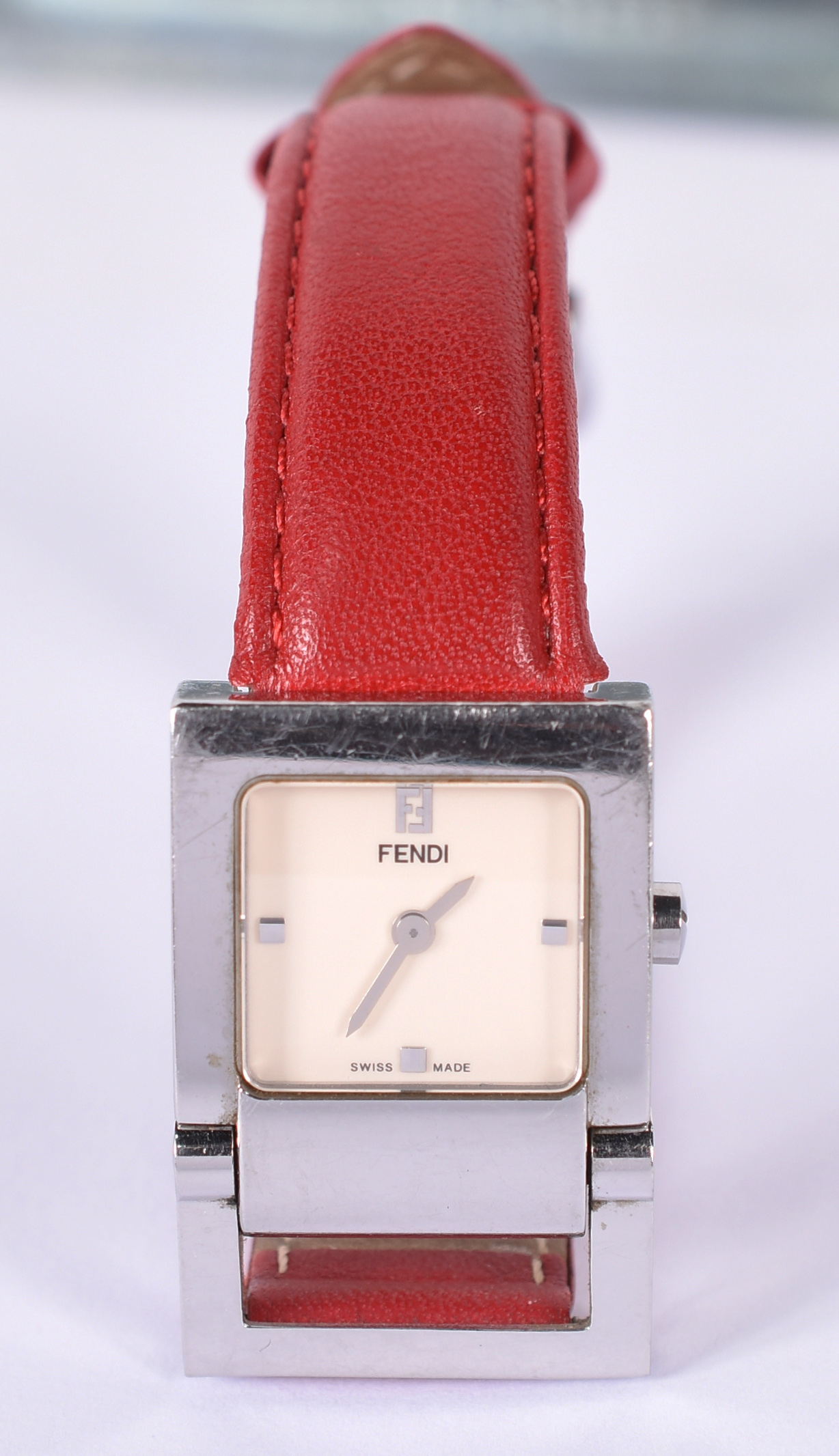 Relógio Fendi com pulseira de couro vermelha. - foto 1 de 4