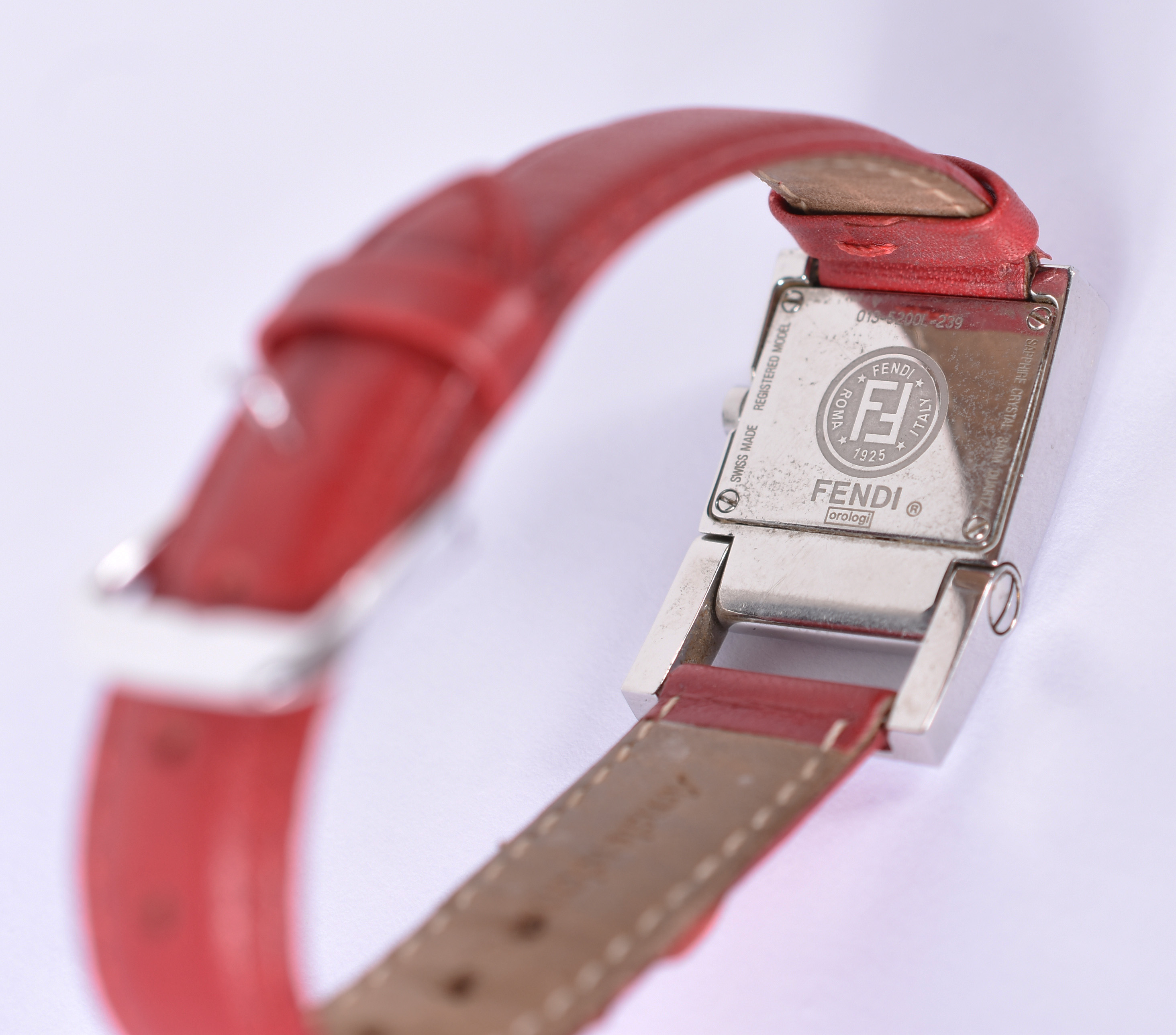 Relógio Fendi com pulseira de couro vermelha. - foto 3 de 4