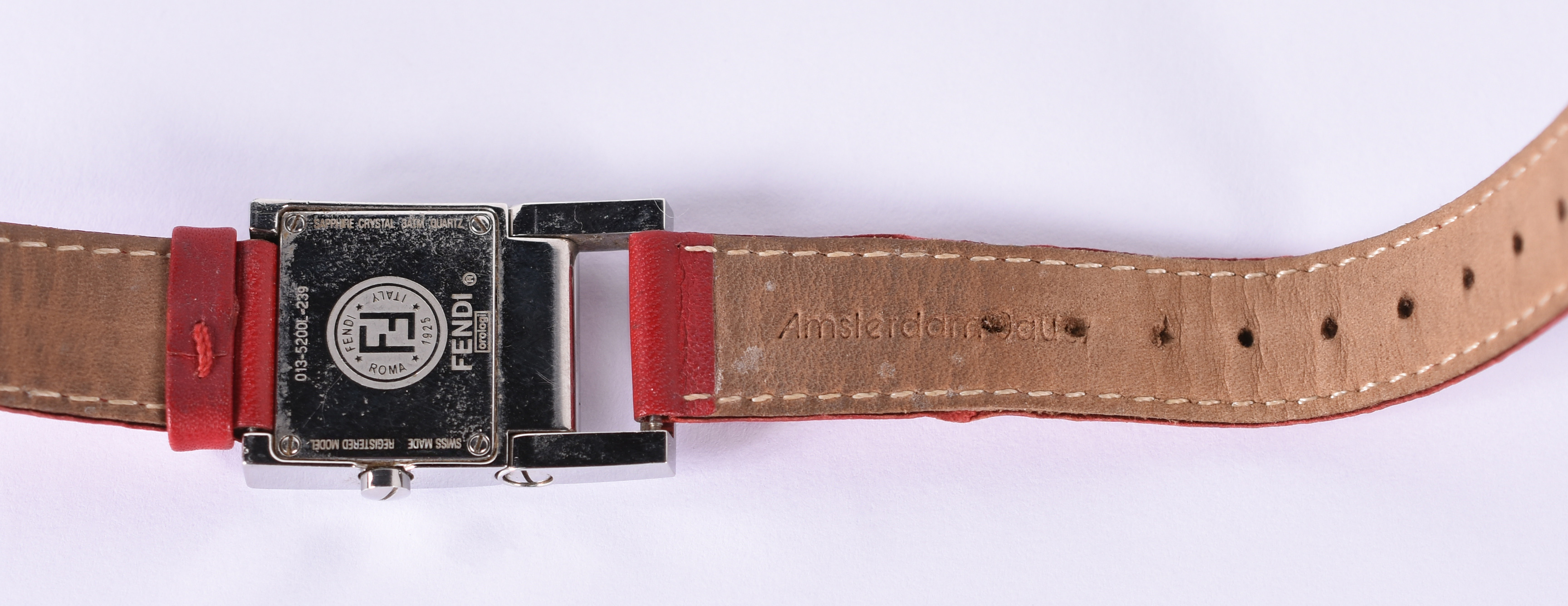 Relógio Fendi com pulseira de couro vermelha. - foto 4 de 4