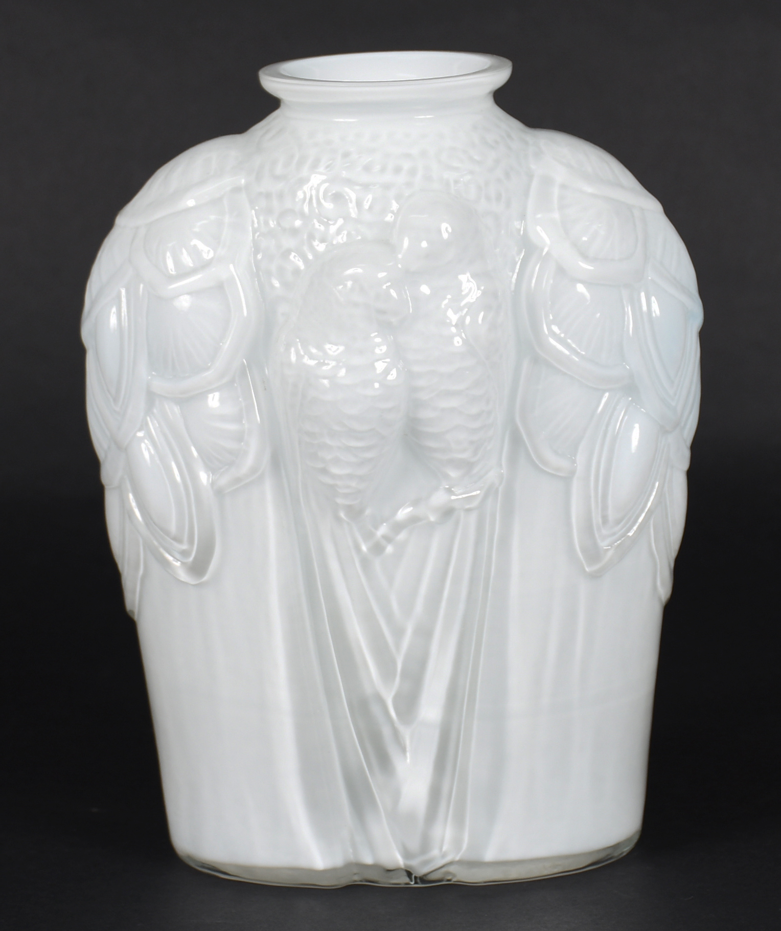 Vaso branco decorado com pássaros em relevo . - foto 1 de 4