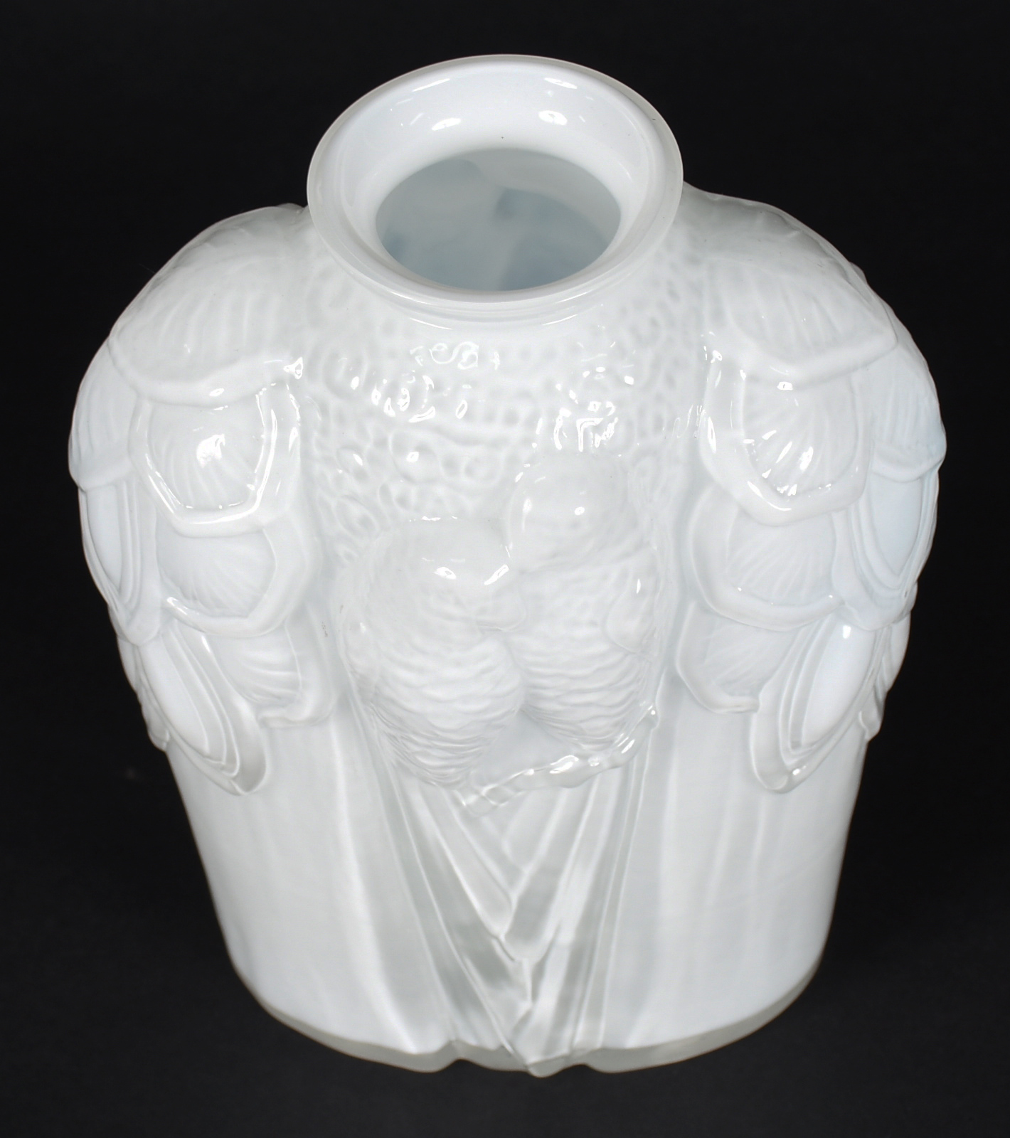 Vaso branco decorado com pássaros em relevo . - foto 2 de 4