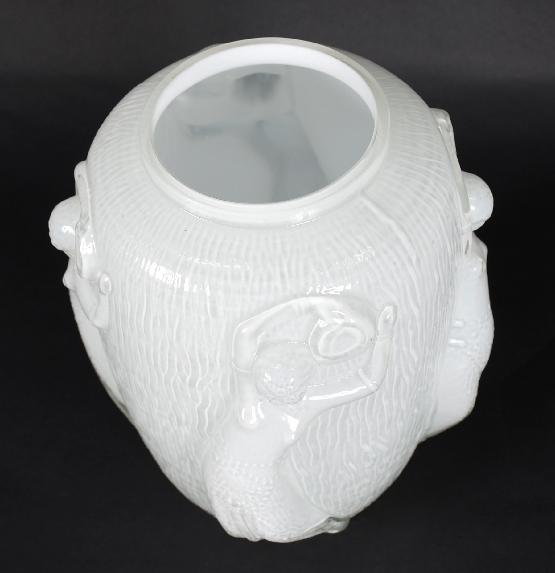 Vaso de vidro branco leitoso decorado com figuras femininas em... - foto 2 de 4