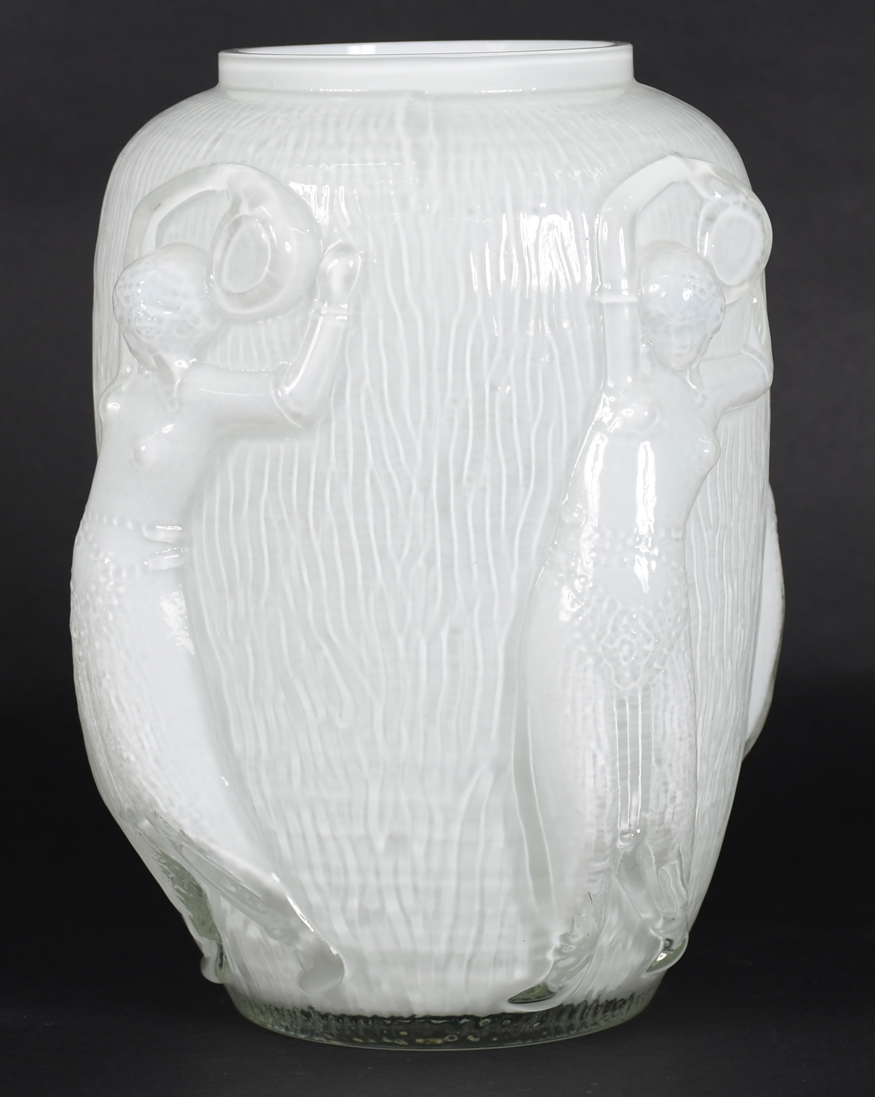 Vaso de vidro branco leitoso decorado com figuras femininas em... - foto 3 de 4