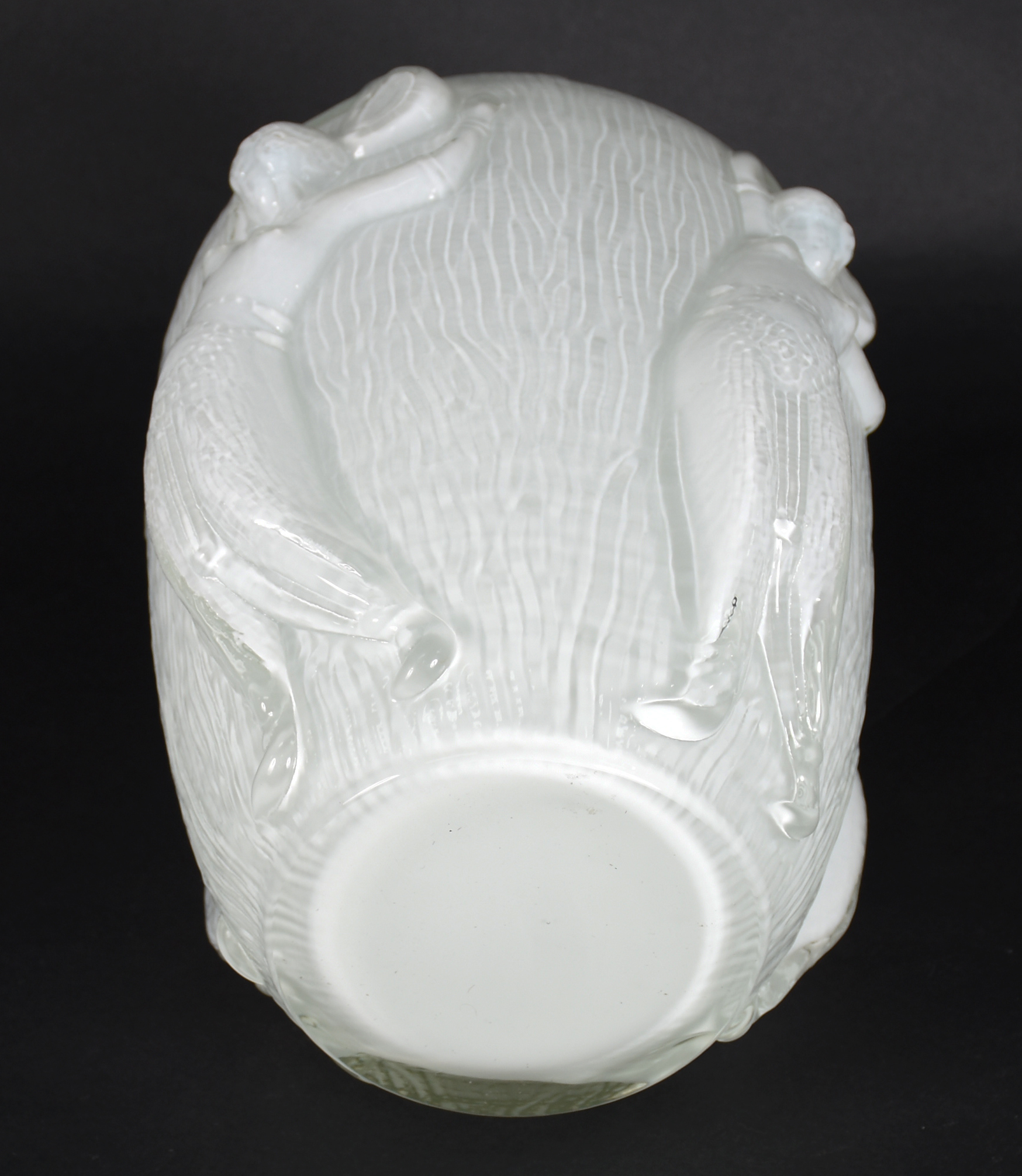 Vaso de vidro branco leitoso decorado com figuras femininas em... - foto 4 de 4