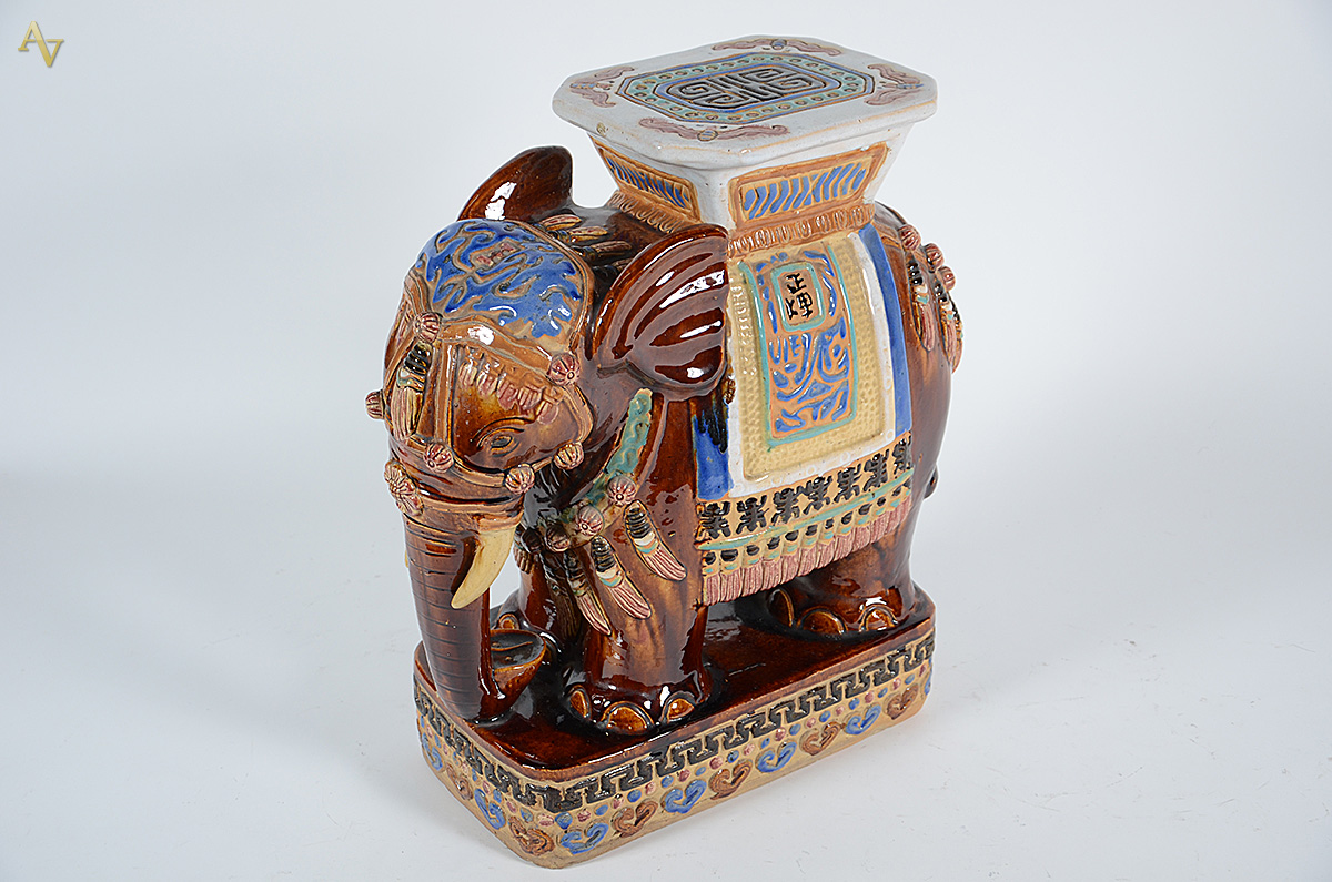 Elefante de porcelana policromada com tampo de vidro. Altura 60 cm. - foto 2 de 2