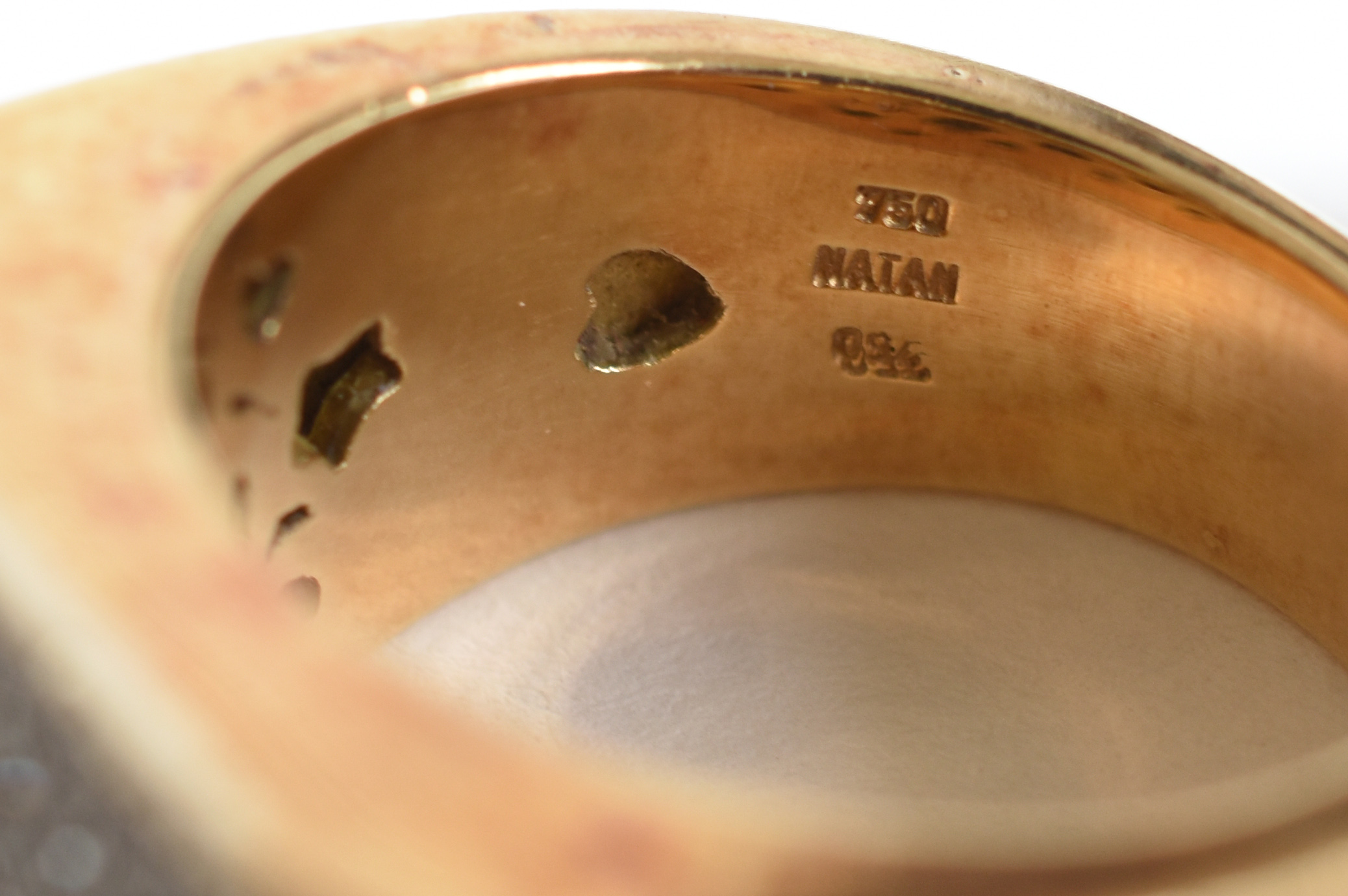Anel Natan de ouro 750 com 80 pontos aproximadamente de pedra... - foto 3 de 4